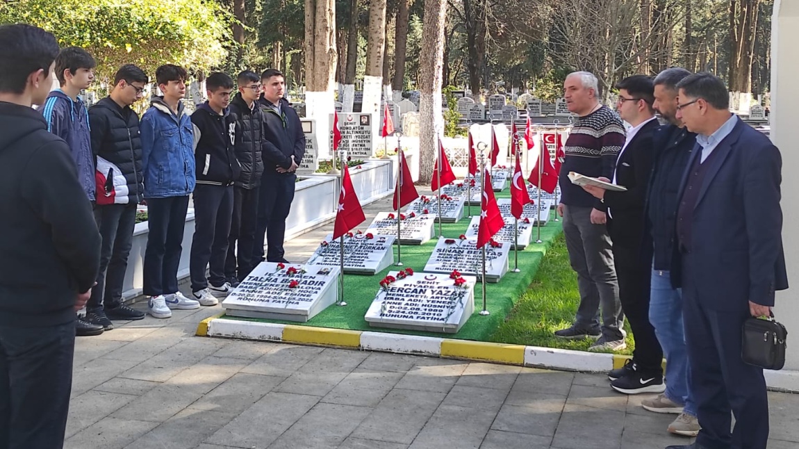 Çanakkale Zaferi ve Şehitleri Anma Proğramı  kapsamında okulumuz öğrencileriyle birlikte şehitlik ziyareti ve Şehit Sercan Yazarın ailesi ziyaret edildi.